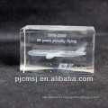 Modelo de cristal do avião 3d como a lembrança ou o laser dos presentes grava